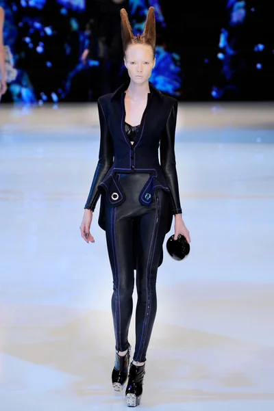 Look 32